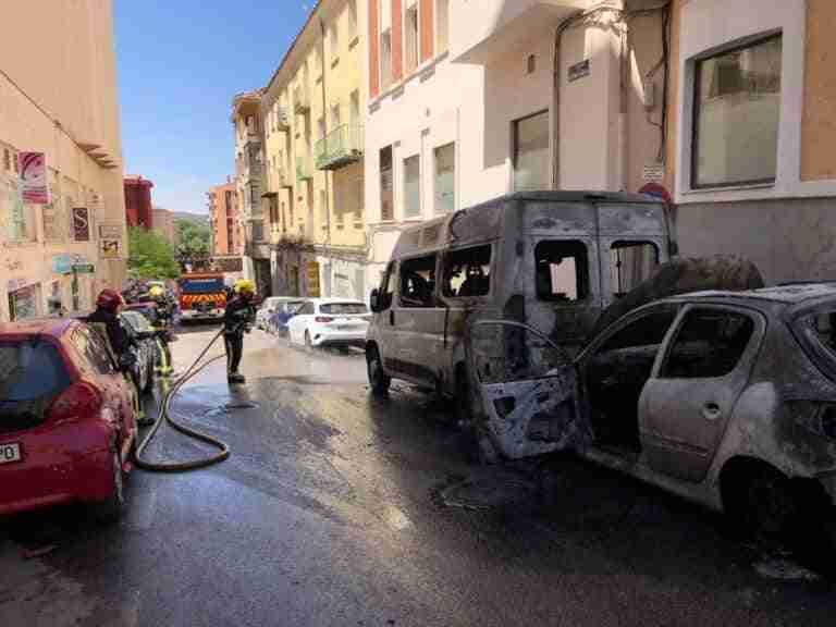 Cortada la calle Antonio Maura de Cuenca tras un fuego que ha afectado a varios vehículos