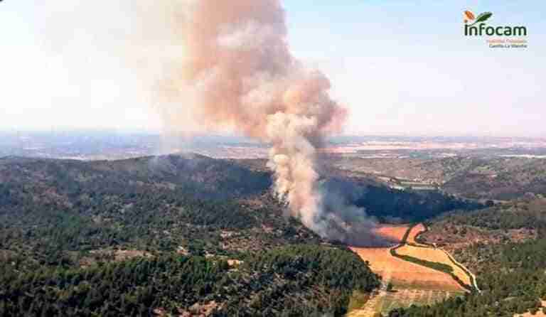 Declarado el nivel 1 de emergencia por un fuego detectado en Casas de Lázaro en el que trabajan 30 medios