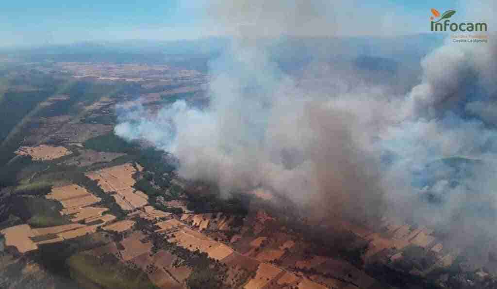 Desalojadas unas 70 personas por el incendio en Valdepeñas de la Sierra, en el que interviene la UME