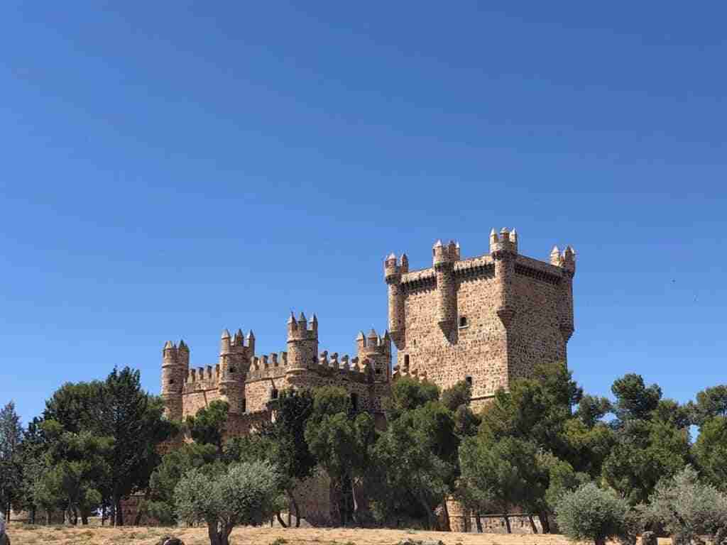 El castillo de Guadamur se reinventa tras seis siglos, sirve de escenario de rodajes y apunta a celebración de eventos