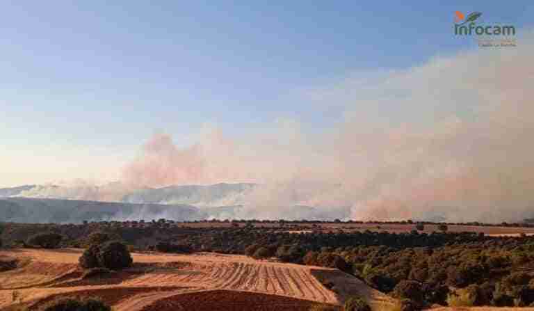 El fuego en Valdepeñas de la Sierra evoluciona de forma muy favorable y vecinos podrían regresar a sus casas