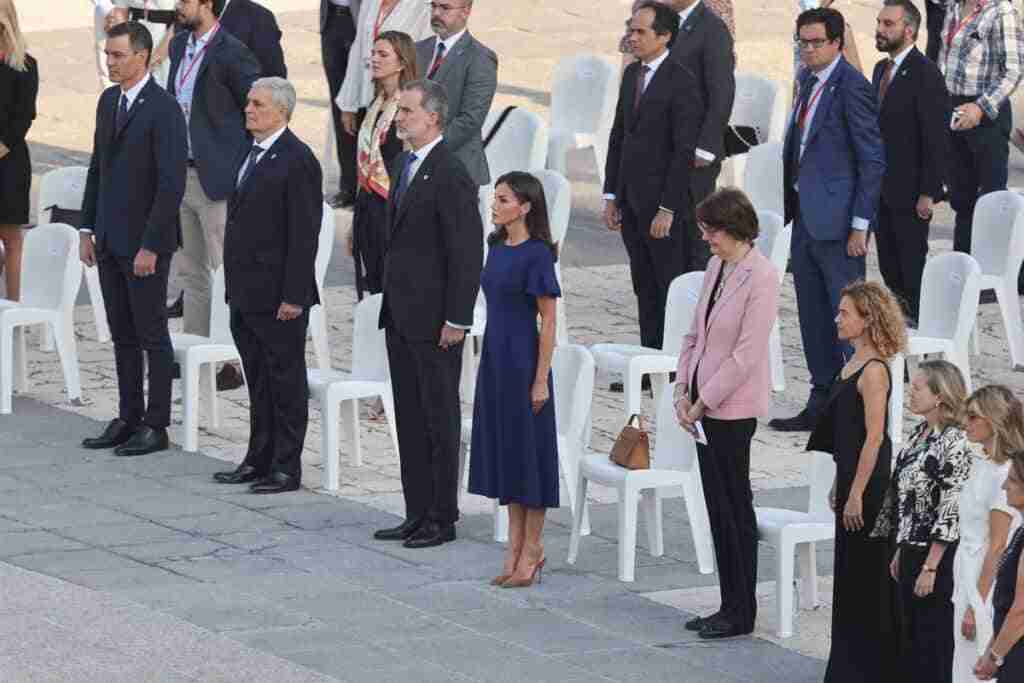 Felipe VI rinde homenaje a las víctimas de la pandemia, que son un "legado" de los tiempos difíciles para el país