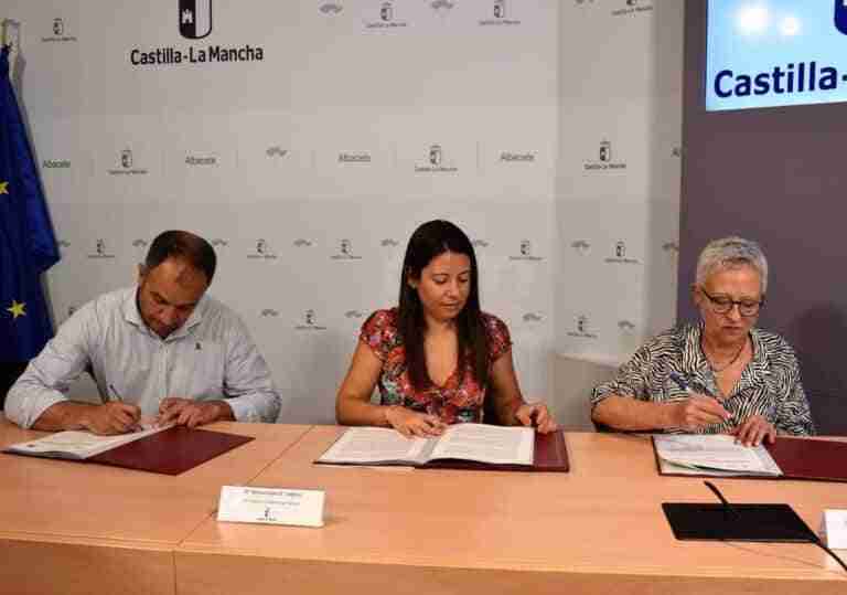 Junta ya ha enviado a los ayuntamientos los convenios para servicios sociales y ayuda a domicilio para su firma
