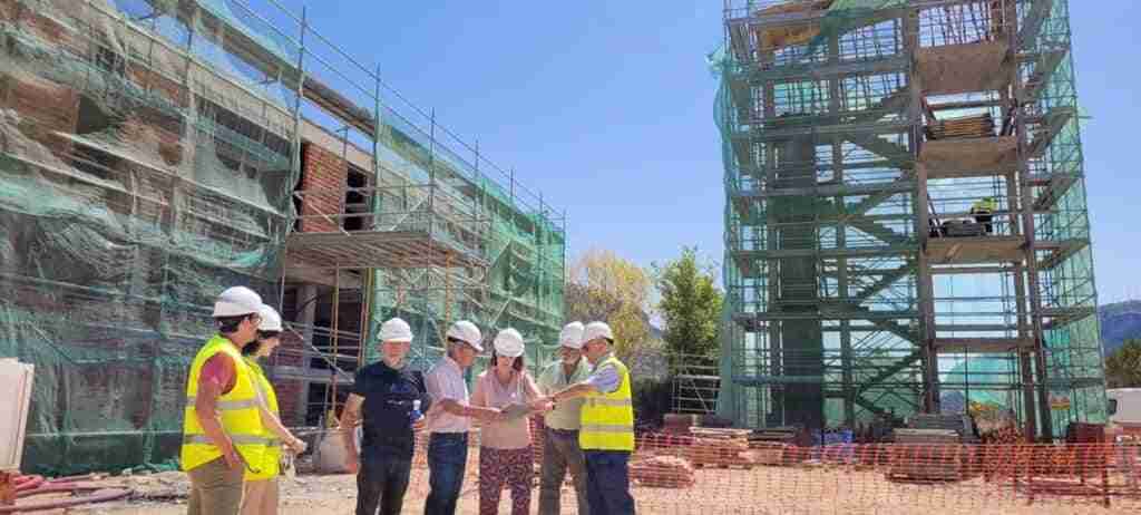 La obra del nuevo parque de bomberos de Priego remata estructura y cubierta y ya está al 25% de ejecución