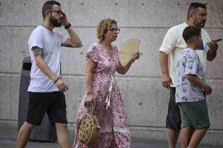 La ola de calor llega a su punto máximo, que durará varios días, con temperaturas "especialmente anómalas"