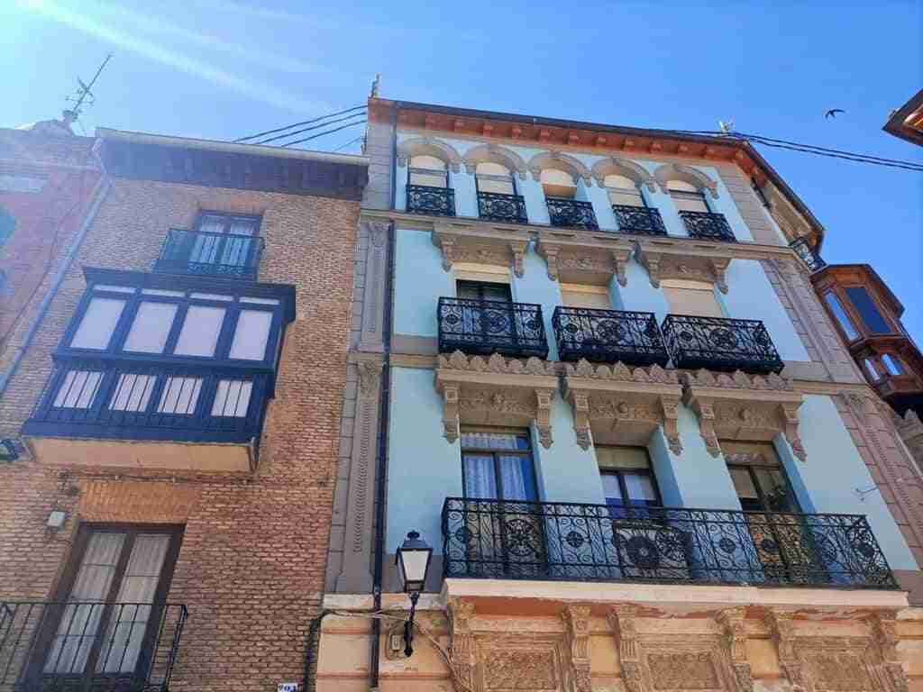 La restauración de una fachada en la calle La Plata de Toledo deja aflorar su color azul original