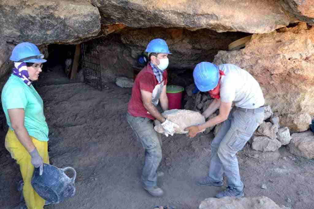 Las excavaciones en la Cueva de los Toriles de Carrizosa sacan a la luz una falange humana de más de 5.000 años