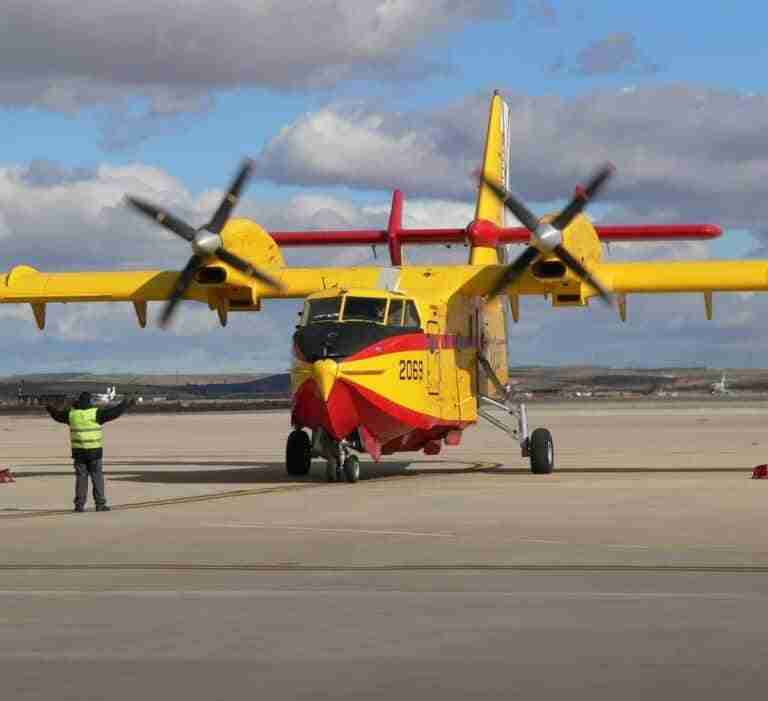 Los medios de extinción aéreos vuelven a la carga para combatir los incendios activos en C-LM