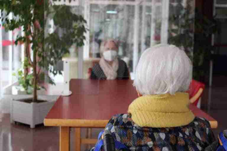 Sanidad aprueba nuevas medidas durante 15 días ante el aumento de brotes activos en residencias de mayores