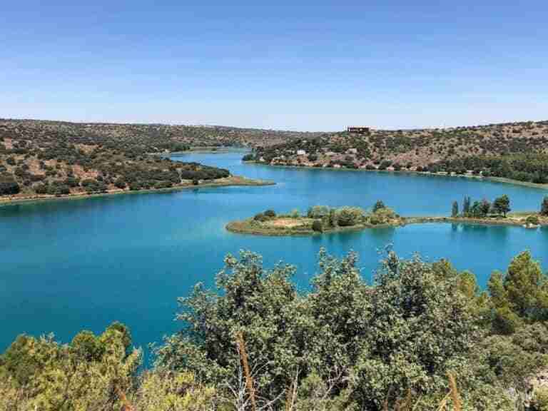 Trabajan en el rescate de una persona desaparecida en las Lagunas de Ruidera tras volcar la barca en la estaba