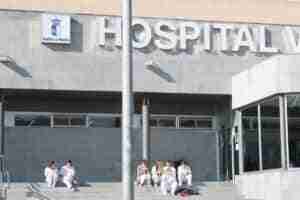 Trasladan al hospital a un joven de 24 años herido por arma blanca al lado de un pub en Cuenca