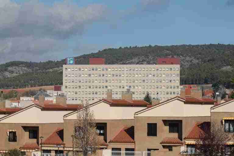 Trasladan al hospital a una niña de 3 años tras perder la consciencia en una piscina en Cuenca
