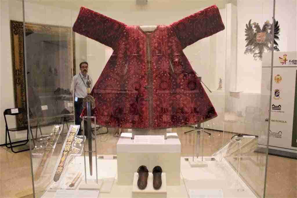 Una nueva vitrina protege la indumentaria del Rey Boabdil en el Museo del Ejército de Toledo gracias a Iberdrola