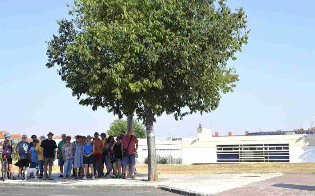 Vecinos del barrio del Polígono de Toledo se cobijan bajo un árbol para exigir más árboles en la ciudad
