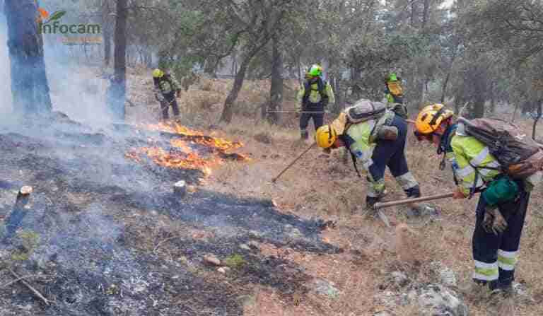 Casi medio centenar de medios y 214 personas trabajan en la extinción de un incendio en Cañamares (Cuenca)