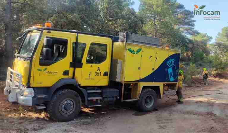 Cuatro medios de extinción terrestre siguen trabajando en el fuego originado el lunes en Carrascosa