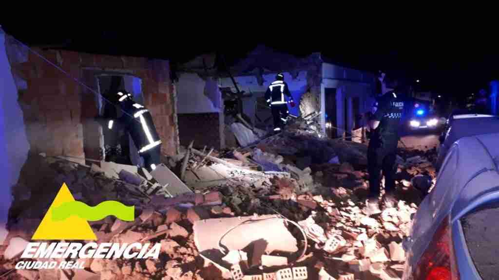 El derrumbe de una casa deshabitada en la calle Palafox de Puertollano provoca daños en cuatro vehículos