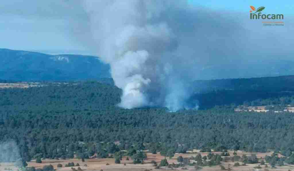 El fuego de Carrascosa ya está controlado y 25 medios y 110 personas siguen luchando contra las llamas