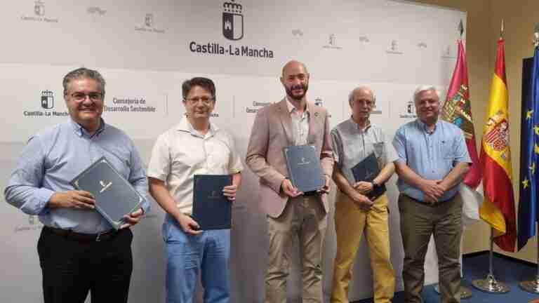 Junta y asociaciones firman un convenio para recuperar el gratuito 'Teléfono del Consumidor'