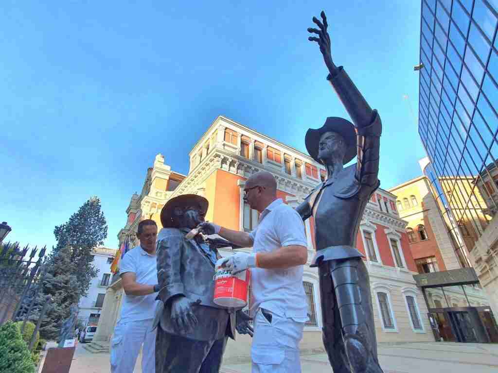 La escultura de Don Quijote y Sancho de la Diputación se pone a punto para volver a lucir en la Feria de Albacete