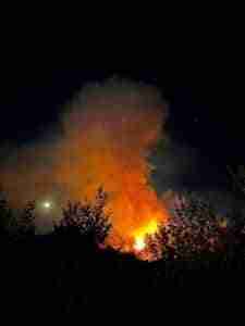 Medios aéreos podrían sumarse a la extinción del fuego en Toledo, donde los bomberos siguen trabajando