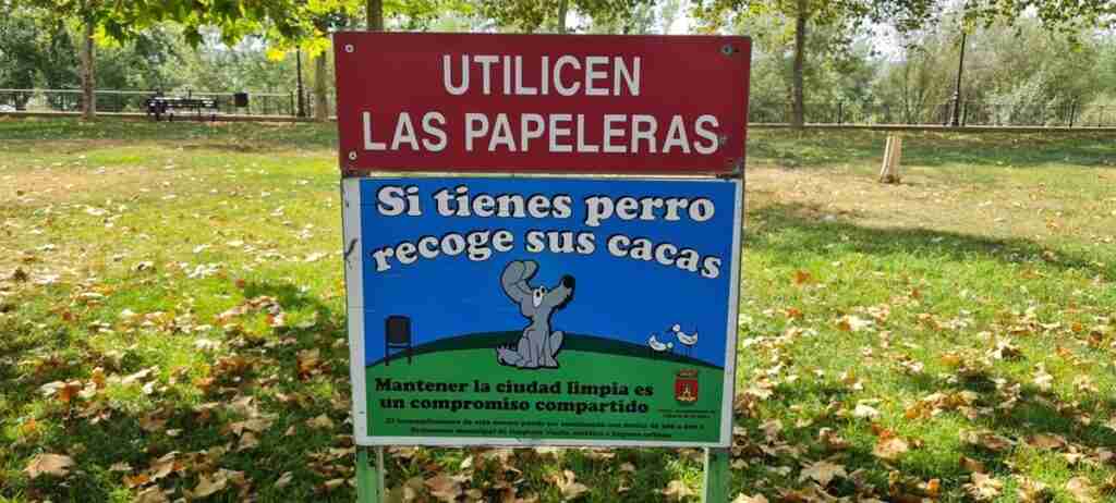 Talavera redobla esfuerzos y renueva carteles para concienciar sobre la recogida de excrementos de mascotas