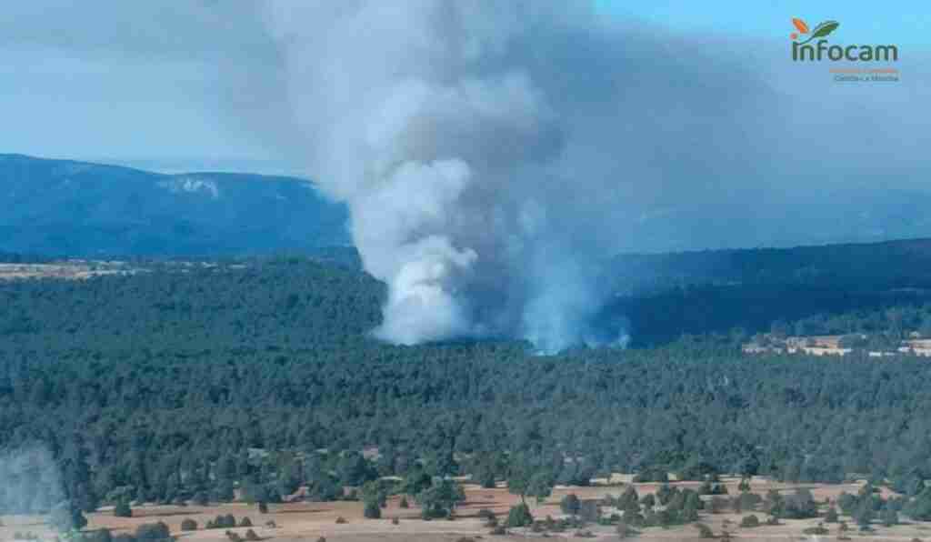 Un total de 43 medios y 176 personas trabajan en extinguir un fuego en Carrascosa (Cuenca), en nivel 1