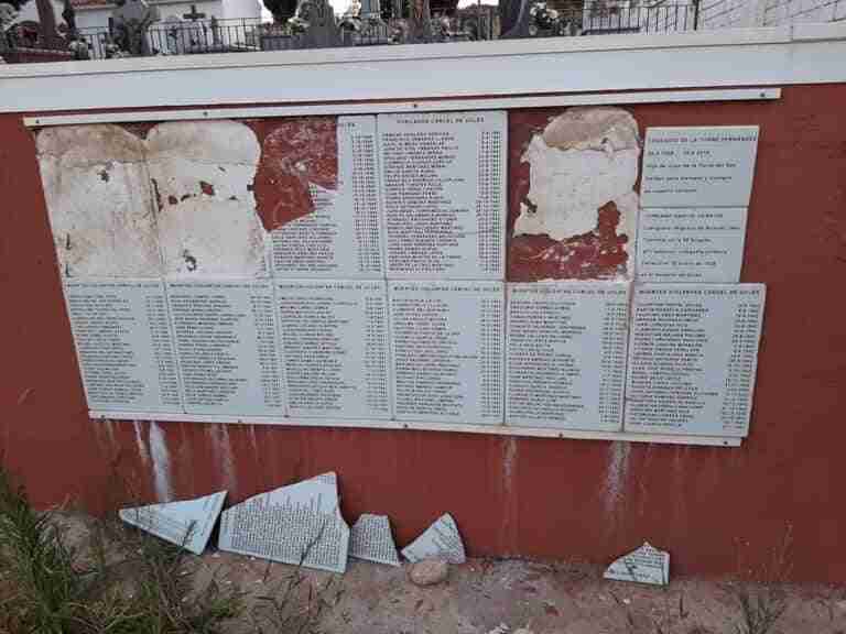 Vandalizan las placas con los nombres de las víctimas exhumadas de la fosa común de Uclés (Cuenca)
