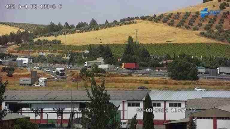 Vuelca un camión que transportaba melones en Valdepeñas provocando dos cortes de la A-4, sin lamentar heridos