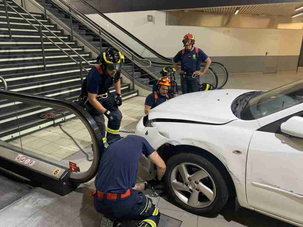 Un coche robado acaba en las escaleras del interior del intercambiador de Plaza Elíptica en Madrid 1