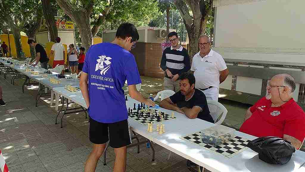 El Paseo de Colón acoge la V Simultánea de Feria y partida a ciegas de Ajedrez 8