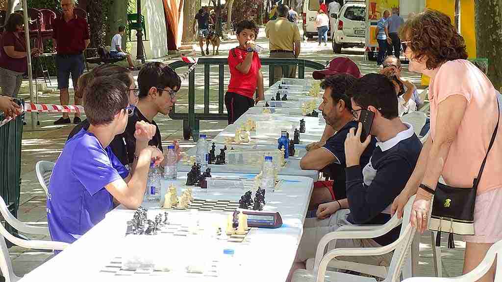 El Paseo de Colón acoge la V Simultánea de Feria y partida a ciegas de Ajedrez 7