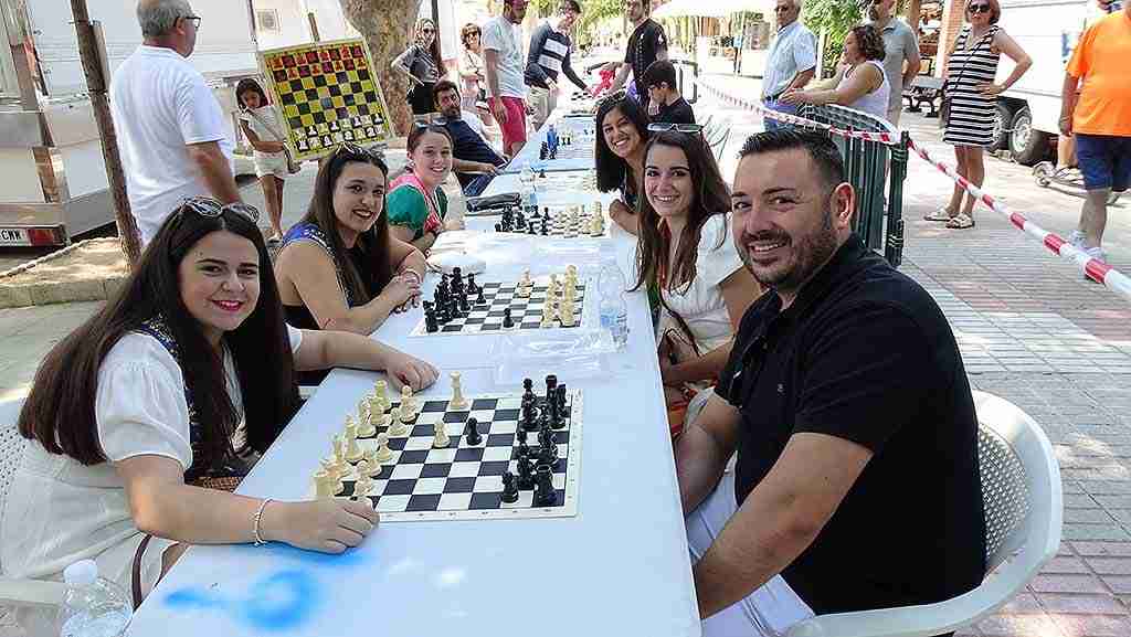 El Paseo de Colón acoge la V Simultánea de Feria y partida a ciegas de Ajedrez 6