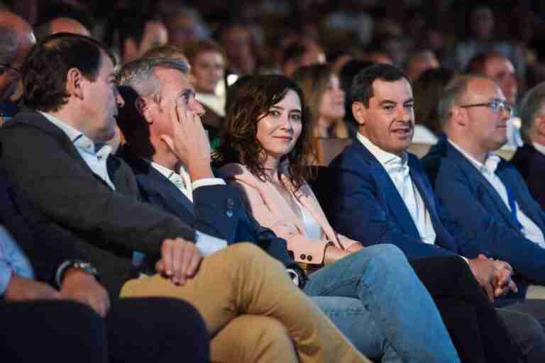 Ayuso desacredita la campaña de Igualdad y asemeja al "autoritario" Sánchez con el auténtico "hombre blandengue"