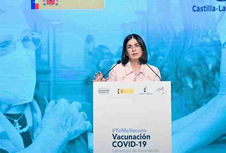 Darias espera que la vacuna española se incorpore en breve y muestra orgullo por el trabajo en equipo en España