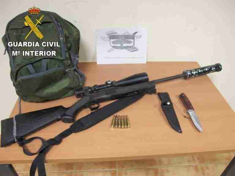 Detenido un furtivo mientras cazaba con un rifle con silenciador en un paraje de Los Alares (Toledo)