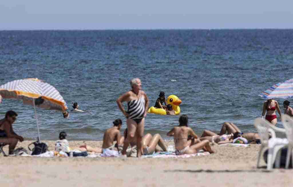 El calor seguirá en el Mediterráneo, con ambiente "más fresco" en el resto de España y lluvias en Galicia, según AEMET