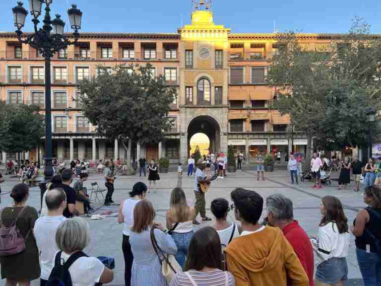 El cantante de soul Clarence Bekker sorprende a los toledanos con un inesperado concierto en la plaza de Zocodover