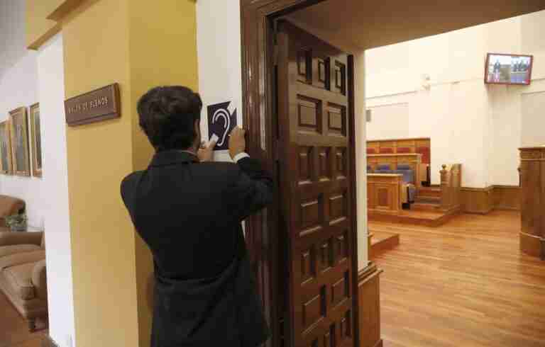 El salón de plenos de Cortes C-LM incorpora bucle magnético para mejorar audición de personas con discapacidad auditiva