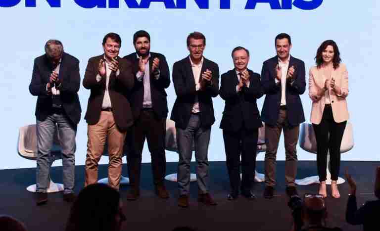 Feijóo almuerza con sus 'barones' y exhibe un PP unido en medio de la "división" del Gobierno y el pulso de Olona a Vox