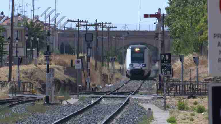 Instituciones y Fundación Ferrocarril estudiarán que los apeaderos y vías del antiguo tren tengan el mismo uso