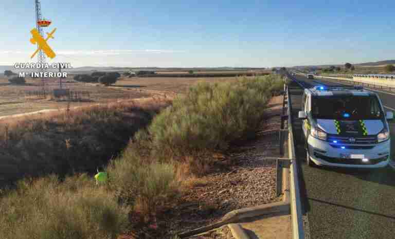 La Guardia Civil auxilia a una persona que había sufrido un desvanecimiento en la cuneta de la A-30