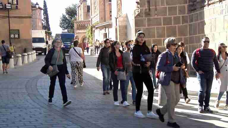 La calle Reyes Católicos de Toledo estrena su remodelación, un "sueño cumplido" tras once meses de obras "difíciles"