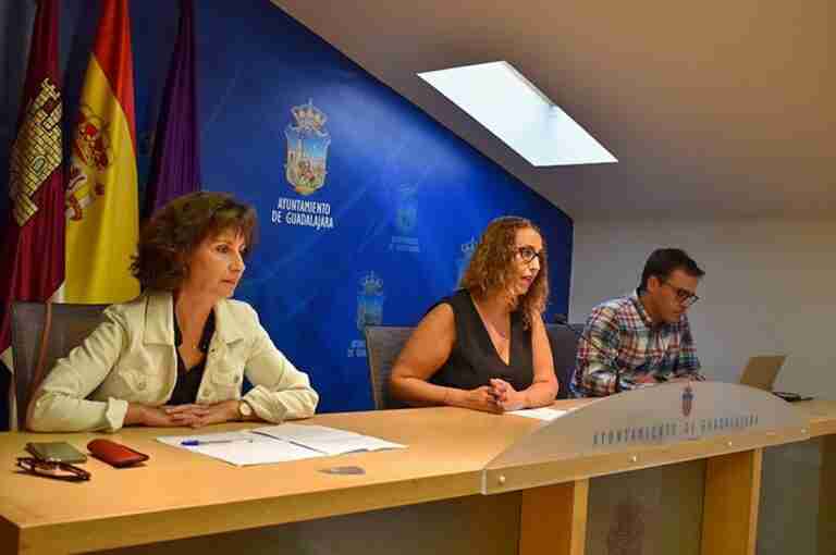 La edil de Fiestas de Guadalajara arremete contra PP y Vox por su "histeria" para "desgastarles" por la Feria local