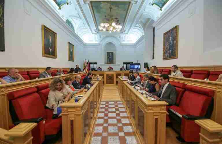 La gratuidad del autobús para los toledanos menores de 12 años sale adelante con la unanimidad de todos los grupos