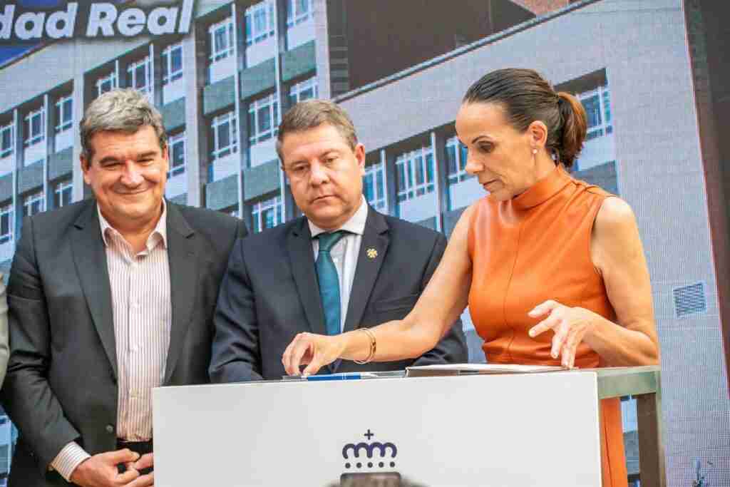 La reordenación del entorno del hospital de Alarcos será una realidad tras la firma del protocolo entre administraciones