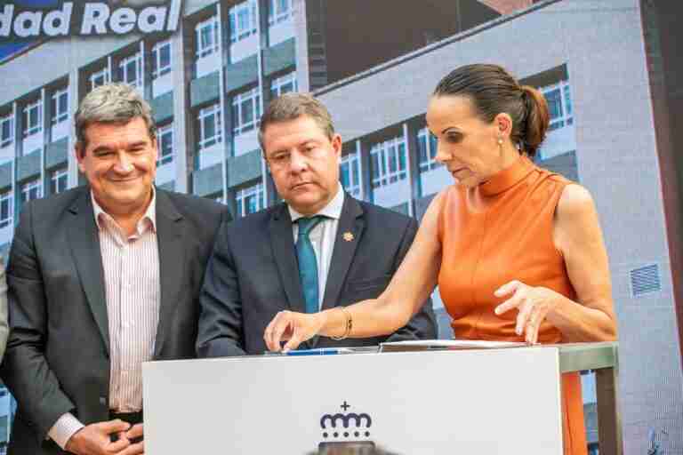 La reordenación del entorno del hospital de Alarcos será una realidad tras la firma del protocolo entre administraciones