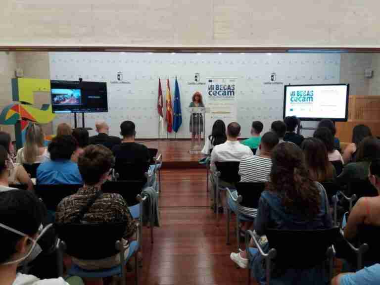 Medio centenar de jóvenes mejorarán su dominio en una segunda lengua extranjera con las 'Becas Cecam Movilidad Europea'