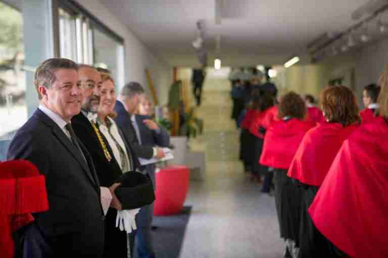 Page pide a la UCLM que colabore en la propuesta de armonización fiscal de C-LM para abordar "con seriedad" el debate
