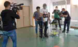 Parapléjicos y UMH ensayan con 'WALK', el exoesqueleto "mágico" que permite volver a andar a lesionados medulares